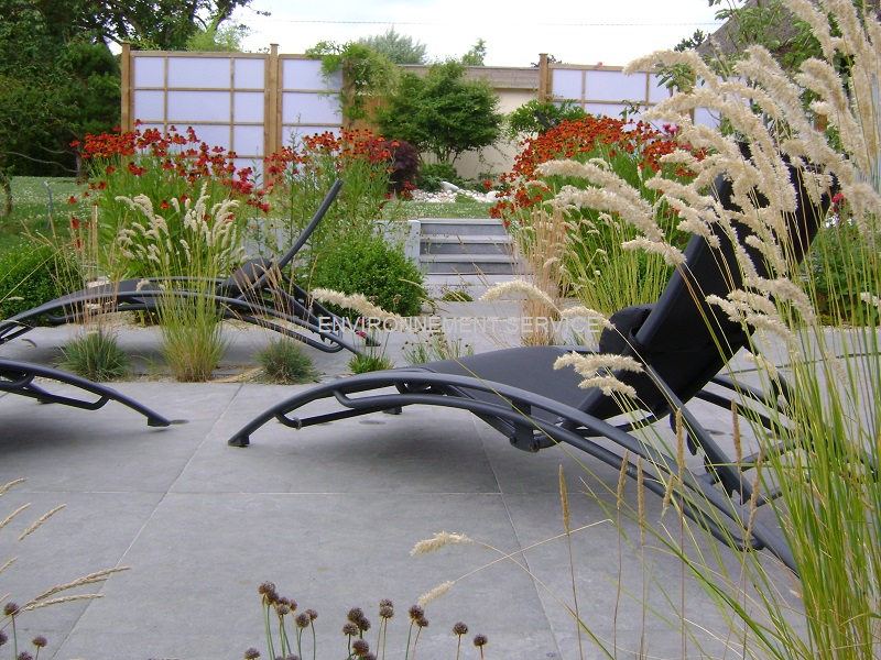 Terrasse en dalles avec plantations